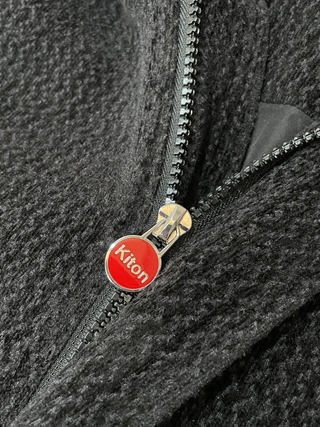 Kiton 2025秋冬新品 男女同款外套 特殊的纹理面料自带细腻肌理，深灰色调低调又有质感；连帽设计休