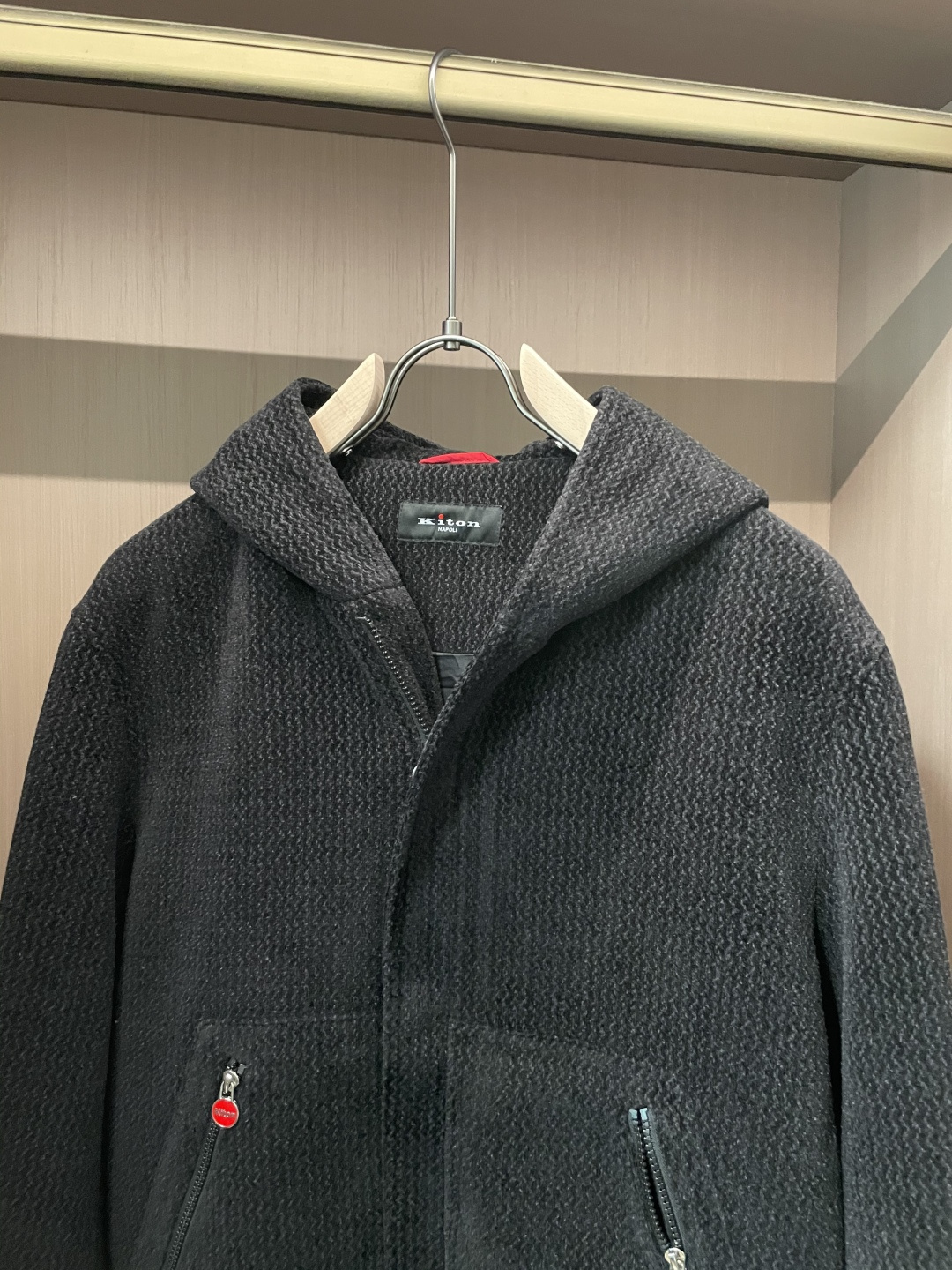 Kiton 2025秋冬新品 男女同款外套 特殊的纹理面料自带细腻肌理，深灰色调低调又有质感；连帽设计休