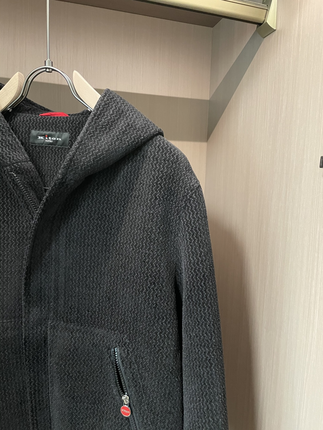 Kiton 2025秋冬新品 男女同款外套 特殊的纹理面料自带细腻肌理，深灰色调低调又有质感；连帽设计休