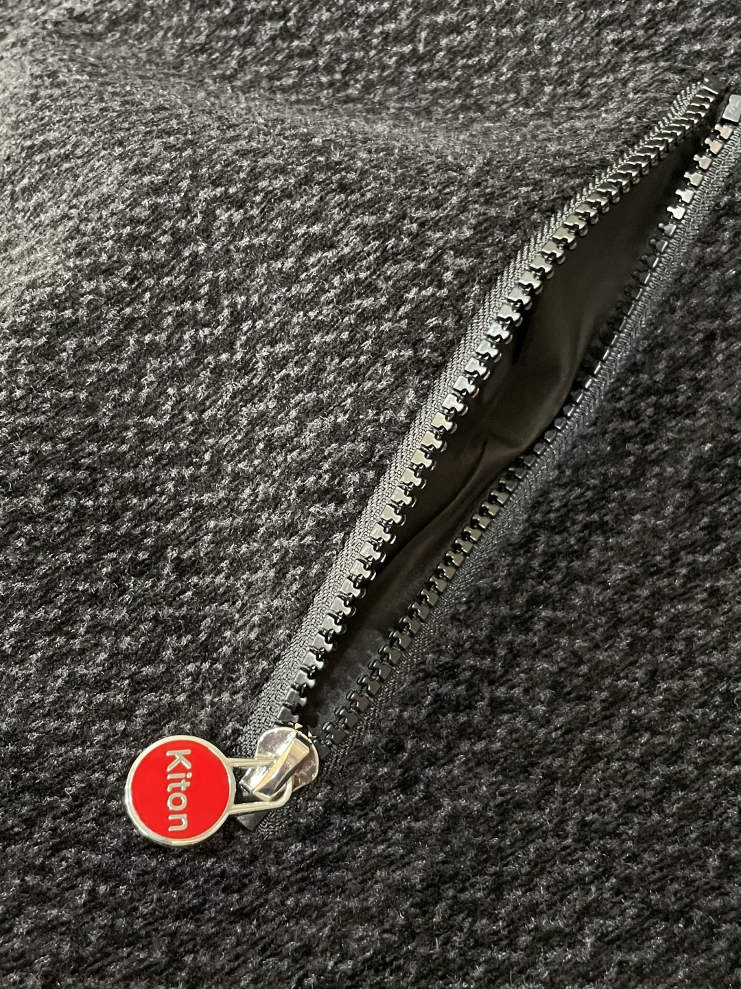 Kiton 2025秋冬新品 男女同款外套 特殊的纹理面料自带细腻肌理，深灰色调低调又有质感；连帽设计休