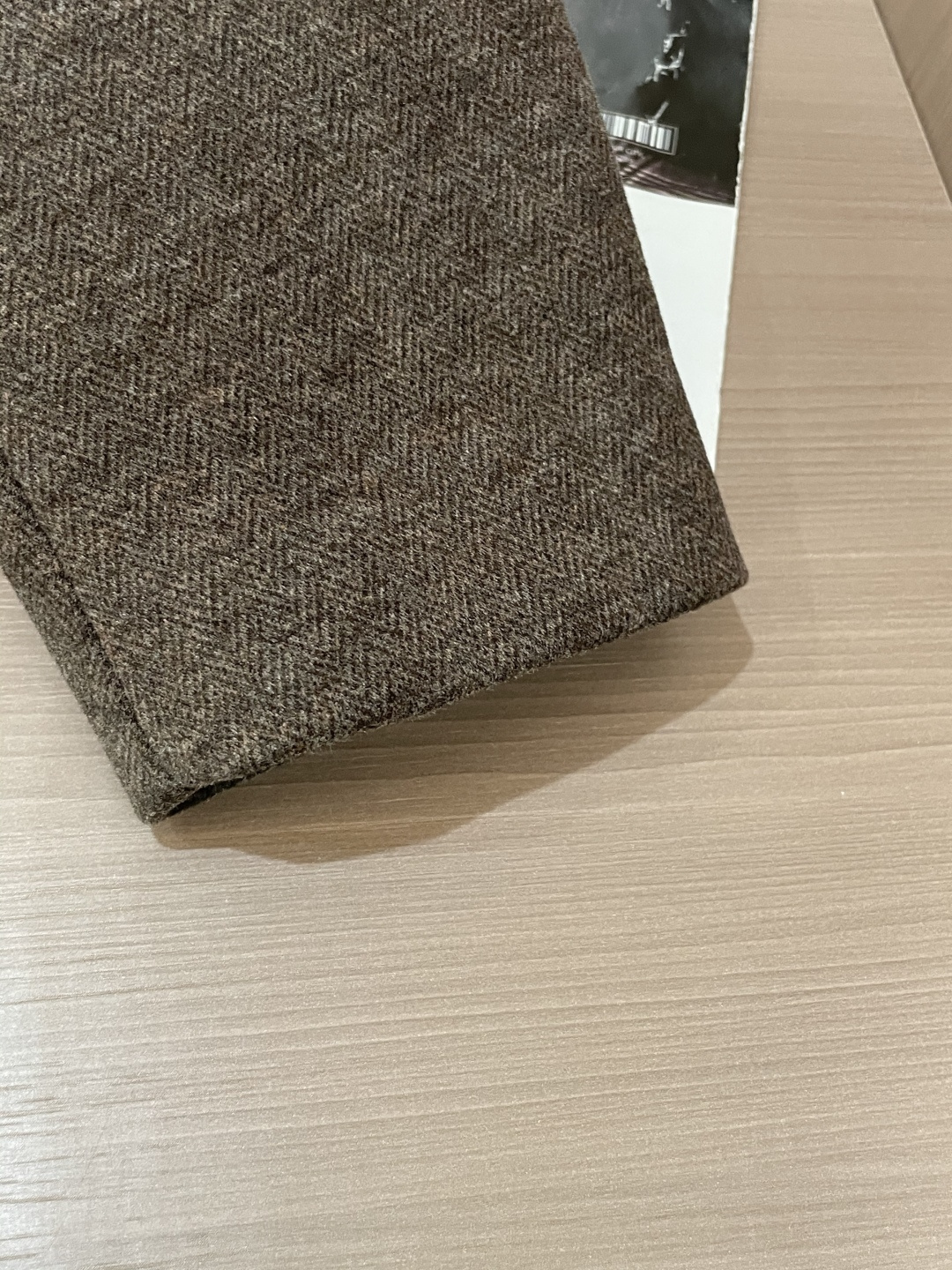 这款杰尼亚羊毛西装，是商务绅士的“质感名片”！精选细腻羊毛面料，浅咖色人字纹肌理自带低调奢华感，在光线里