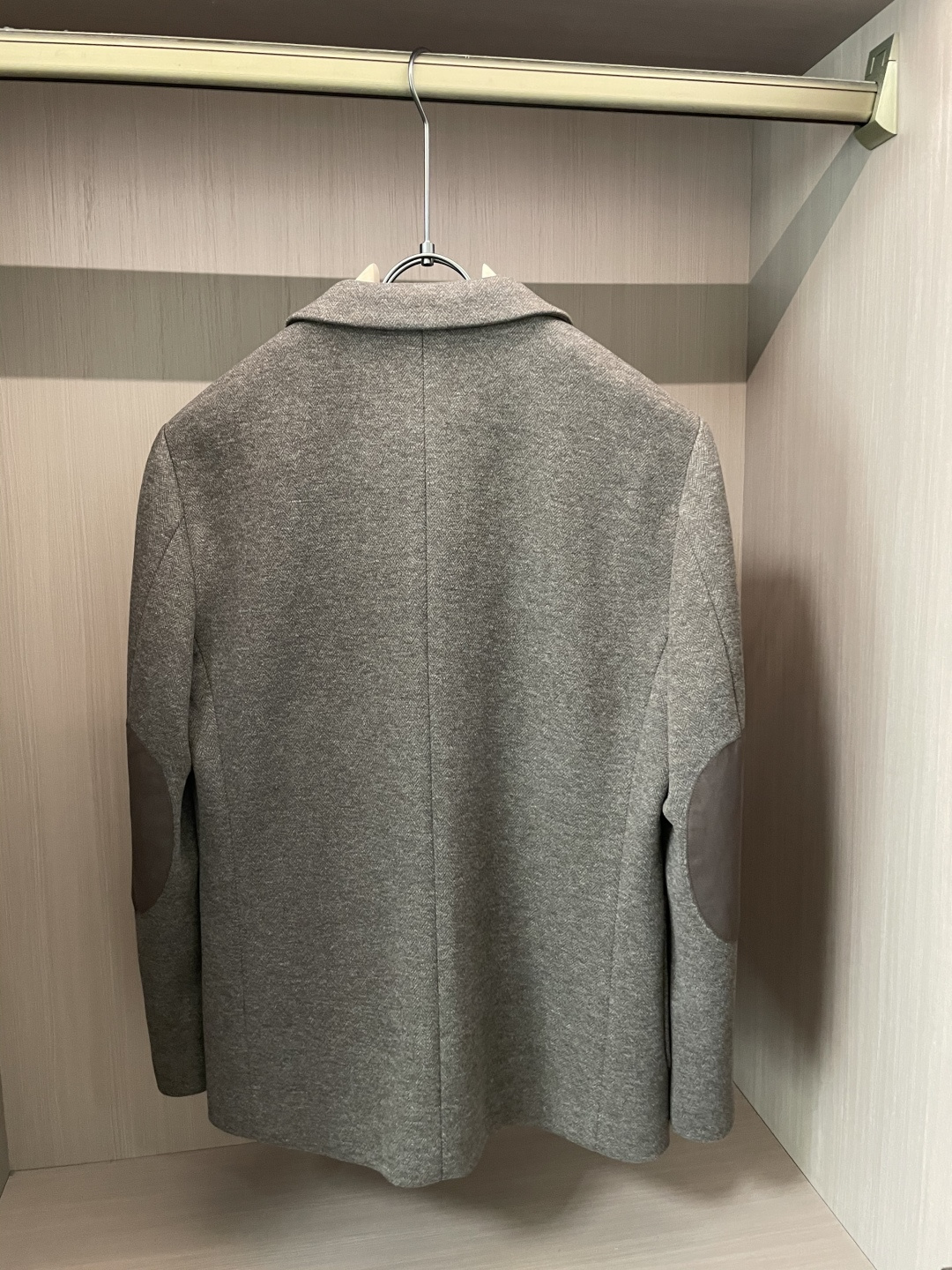 这款杰尼亚羊毛西装，是商务绅士的“质感名片”！精选细腻羊毛面料，浅咖色人字纹肌理自带低调奢华感，在光线里