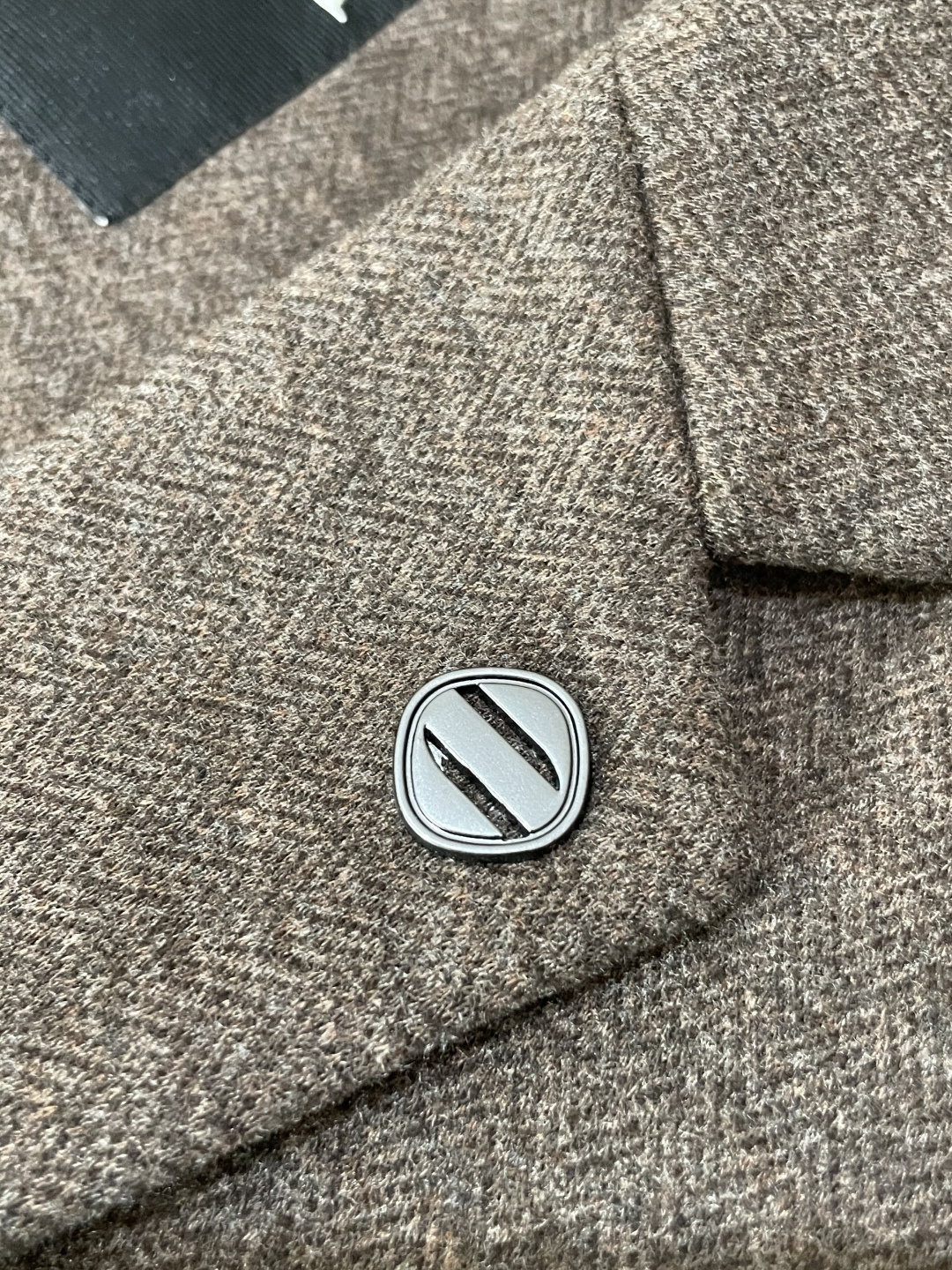 这款杰尼亚羊毛西装，是商务绅士的“质感名片”！精选细腻羊毛面料，浅咖色人字纹肌理自带低调奢华感，在光线里