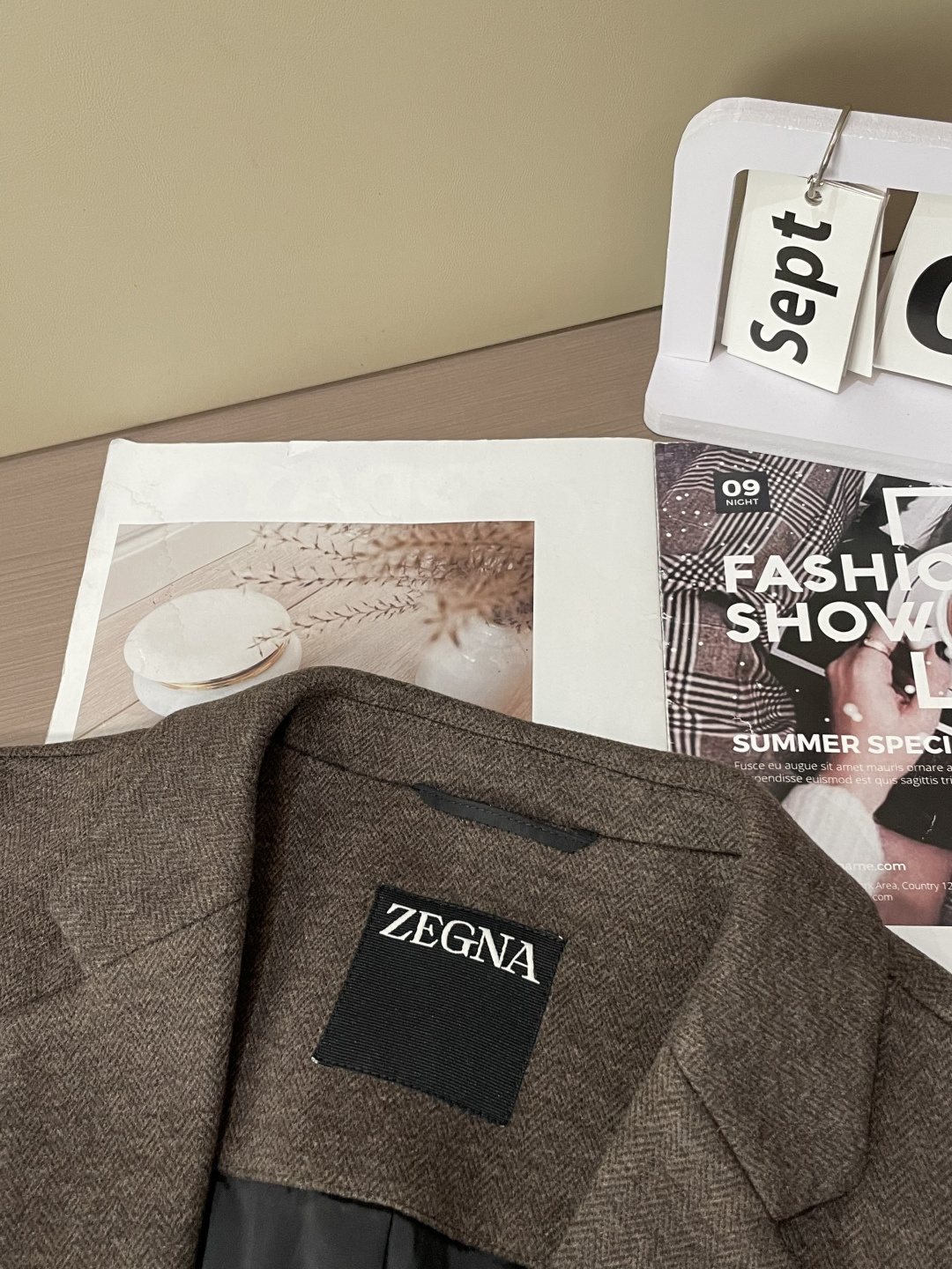 这款杰尼亚羊毛西装，是商务绅士的“质感名片”！精选细腻羊毛面料，浅咖色人字纹肌理自带低调奢华感，在光线里