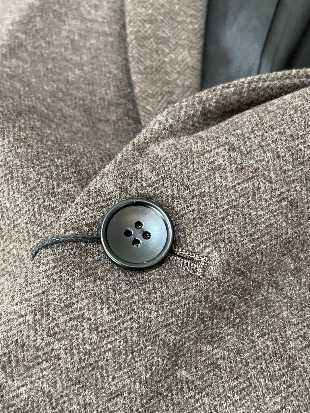 这款杰尼亚羊毛西装，是商务绅士的“质感名片”！精选细腻羊毛面料，浅咖色人字纹肌理自带低调奢华感，在光线里