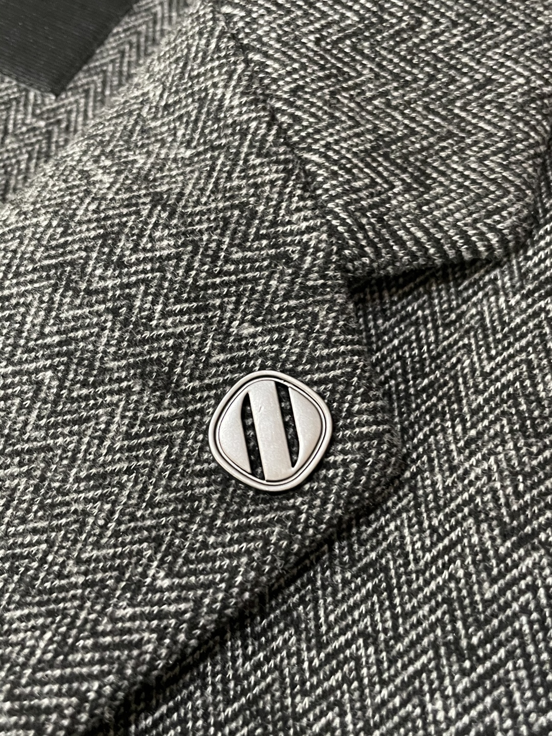 这款杰尼亚羊毛西装，是商务绅士的“质感名片”！精选细腻羊毛面料，浅咖色人字纹肌理自带低调奢华感，在光线里