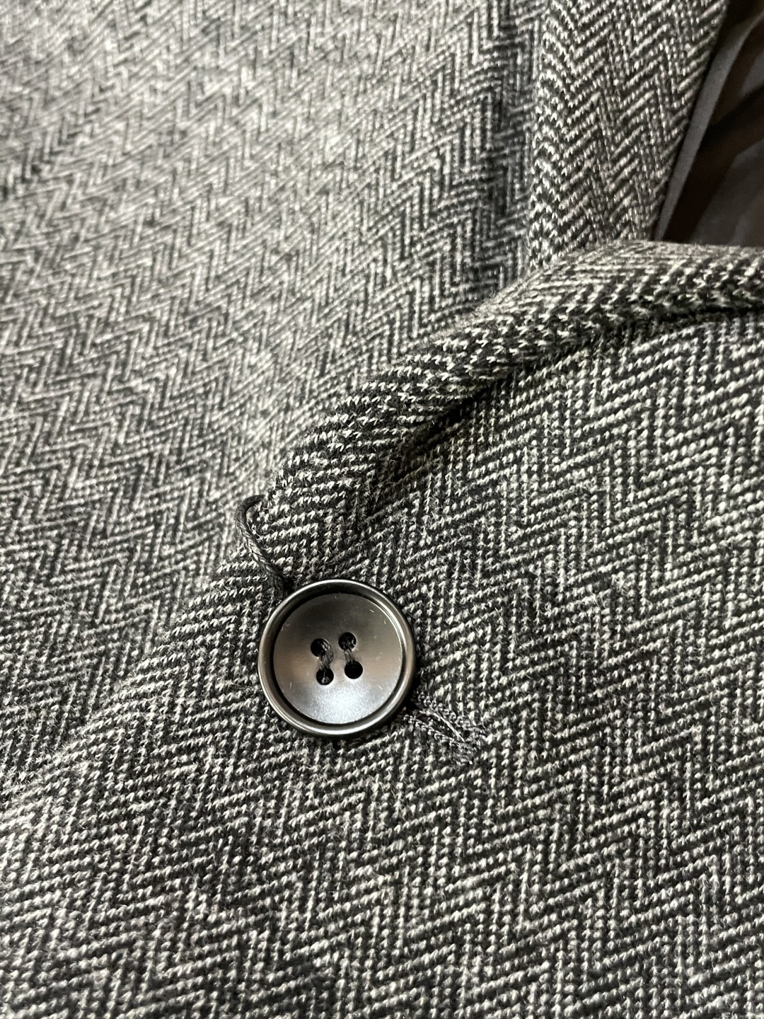 这款杰尼亚羊毛西装，是商务绅士的“质感名片”！精选细腻羊毛面料，浅咖色人字纹肌理自带低调奢华感，在光线里