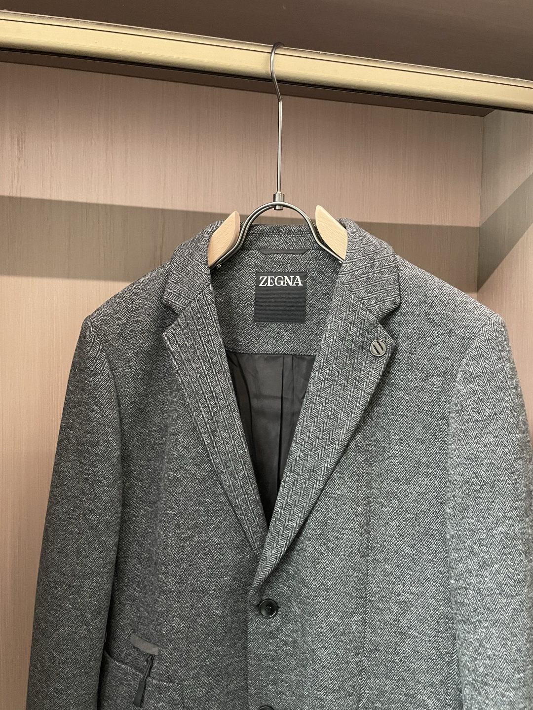 这款杰尼亚羊毛西装，是商务绅士的“质感名片”！精选细腻羊毛面料，浅咖色人字纹肌理自带低调奢华感，在光线里