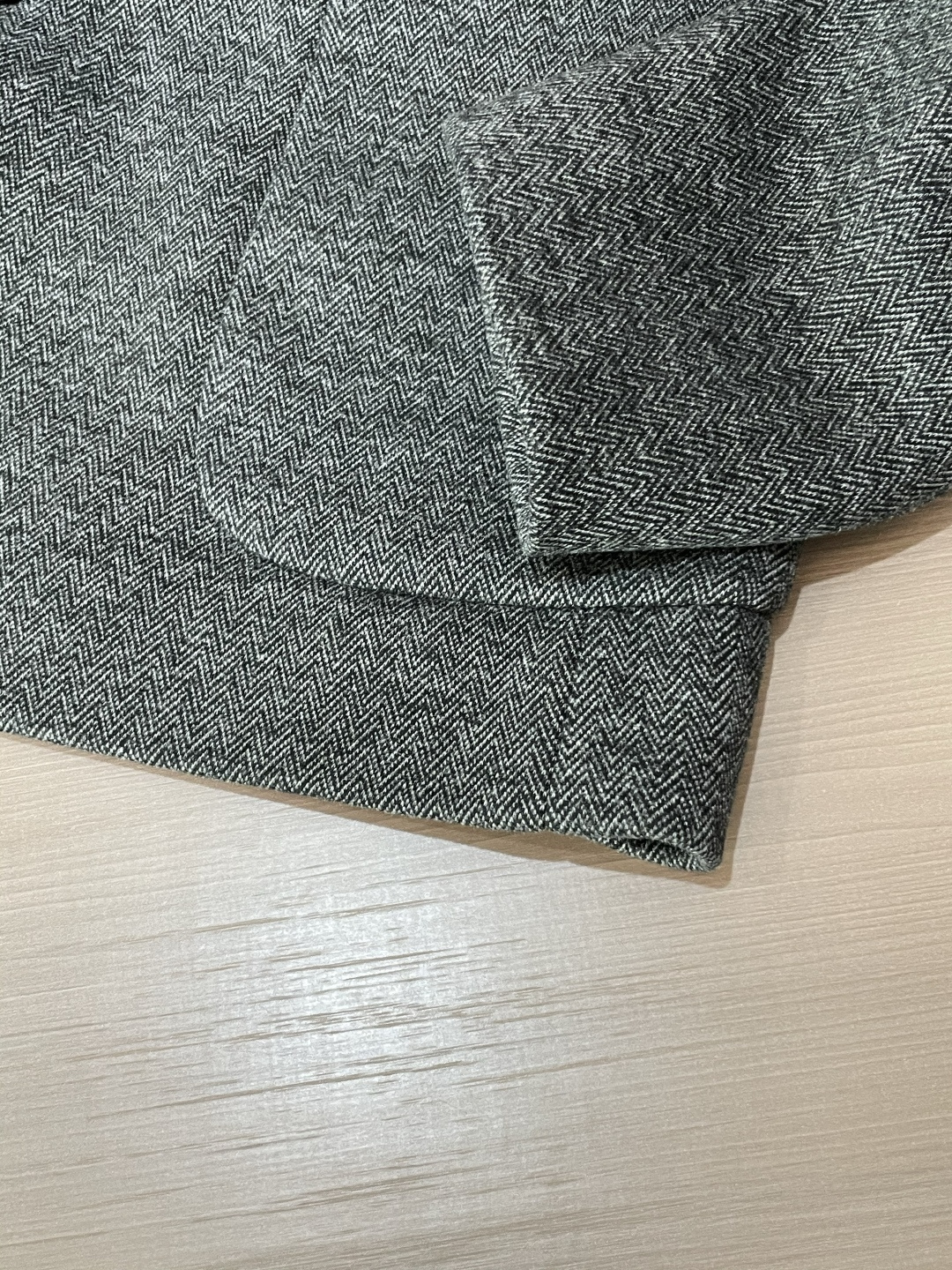 这款杰尼亚羊毛西装，是商务绅士的“质感名片”！精选细腻羊毛面料，浅咖色人字纹肌理自带低调奢华感，在光线里