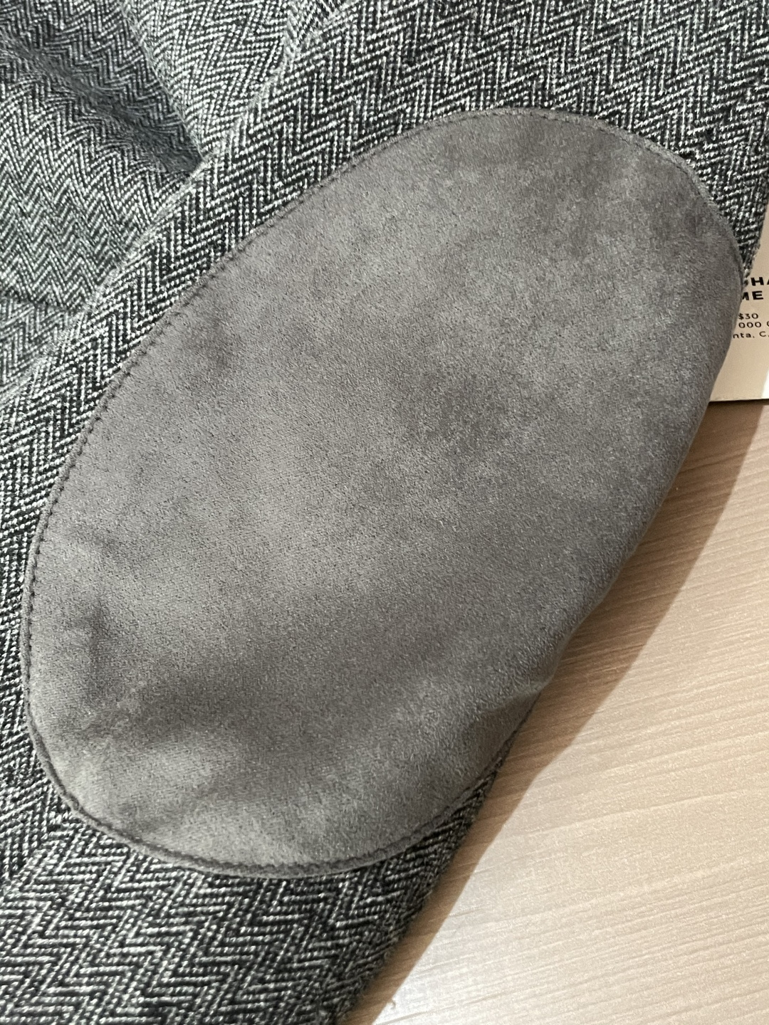 这款杰尼亚羊毛西装，是商务绅士的“质感名片”！精选细腻羊毛面料，浅咖色人字纹肌理自带低调奢华感，在光线里