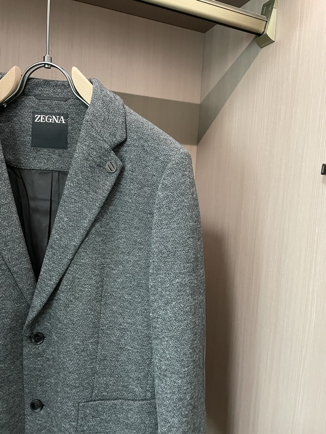 这款杰尼亚羊毛西装，是商务绅士的“质感名片”！精选细腻羊毛面料，浅咖色人字纹肌理自带低调奢华感，在光线里