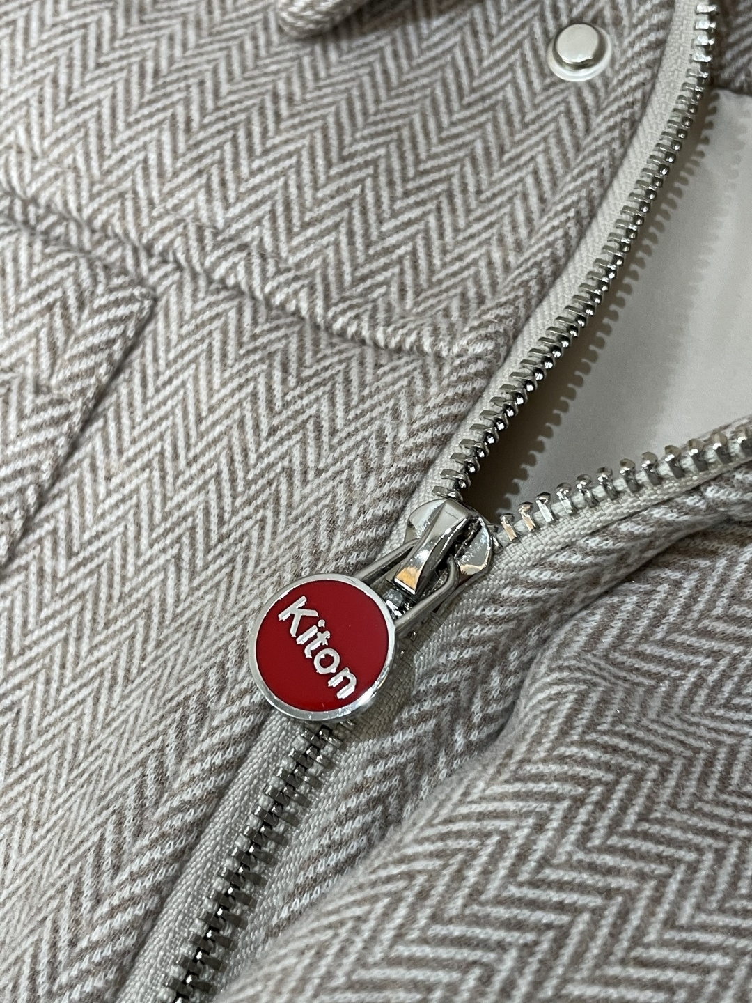 Kiton 2025秋冬新品夹克外套 经典的人字纹面料，自带细腻的纹理质感，浅灰色调柔和又高级，在光影下