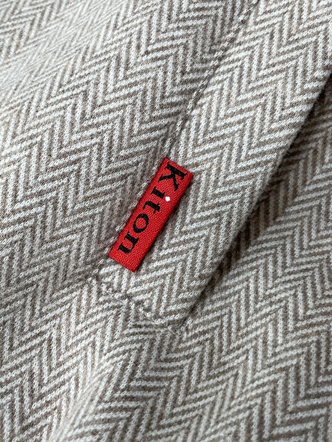 Kiton 2025秋冬新品夹克外套 经典的人字纹面料，自带细腻的纹理质感，浅灰色调柔和又高级，在光影下