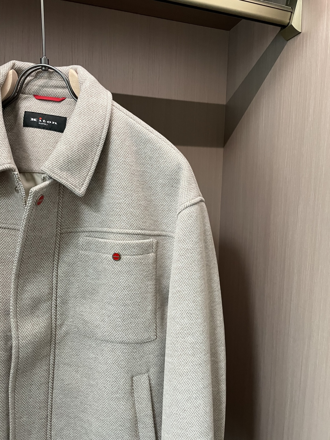 Kiton 2025秋冬新品夹克外套 经典的人字纹面料，自带细腻的纹理质感，浅灰色调柔和又高级，在光影下