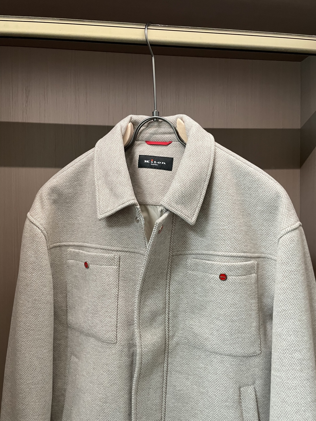 Kiton 2025秋冬新品夹克外套 经典的人字纹面料，自带细腻的纹理质感，浅灰色调柔和又高级，在光影下