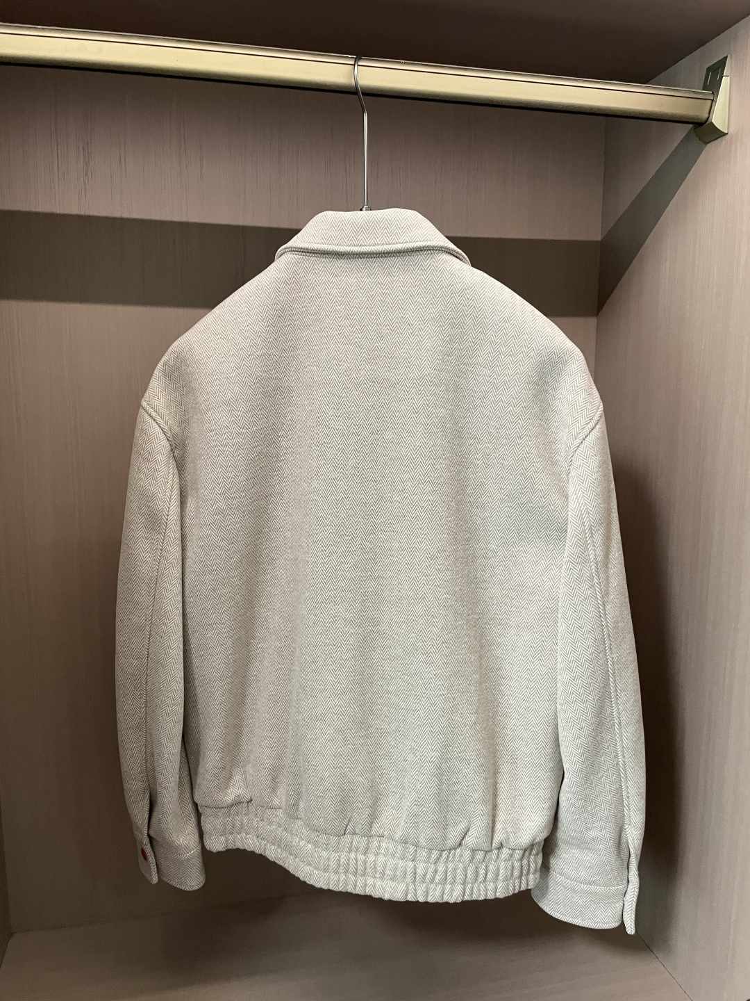 Kiton 2025秋冬新品夹克外套 经典的人字纹面料，自带细腻的纹理质感，浅灰色调柔和又高级，在光影下