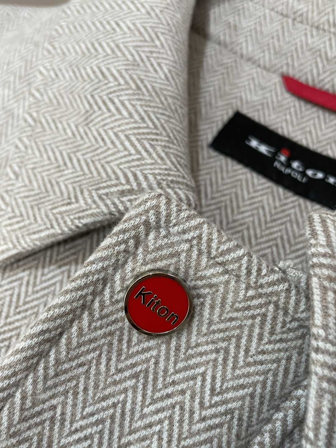 Kiton 2025秋冬新品夹克外套 经典的人字纹面料，自带细腻的纹理质感，浅灰色调柔和又高级，在光影下