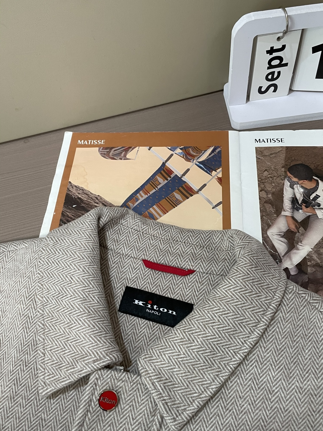 Kiton 2025秋冬新品夹克外套 经典的人字纹面料，自带细腻的纹理质感，浅灰色调柔和又高级，在光影下