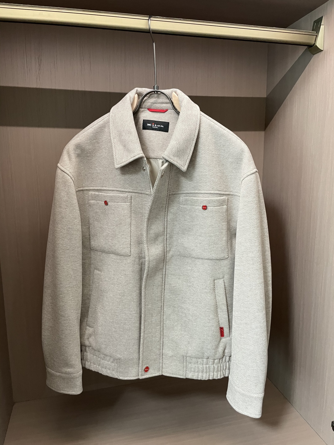 Kiton 2025秋冬新品夹克外套 经典的人字纹面料，自带细腻的纹理质感，浅灰色调柔和又高级，在光影下