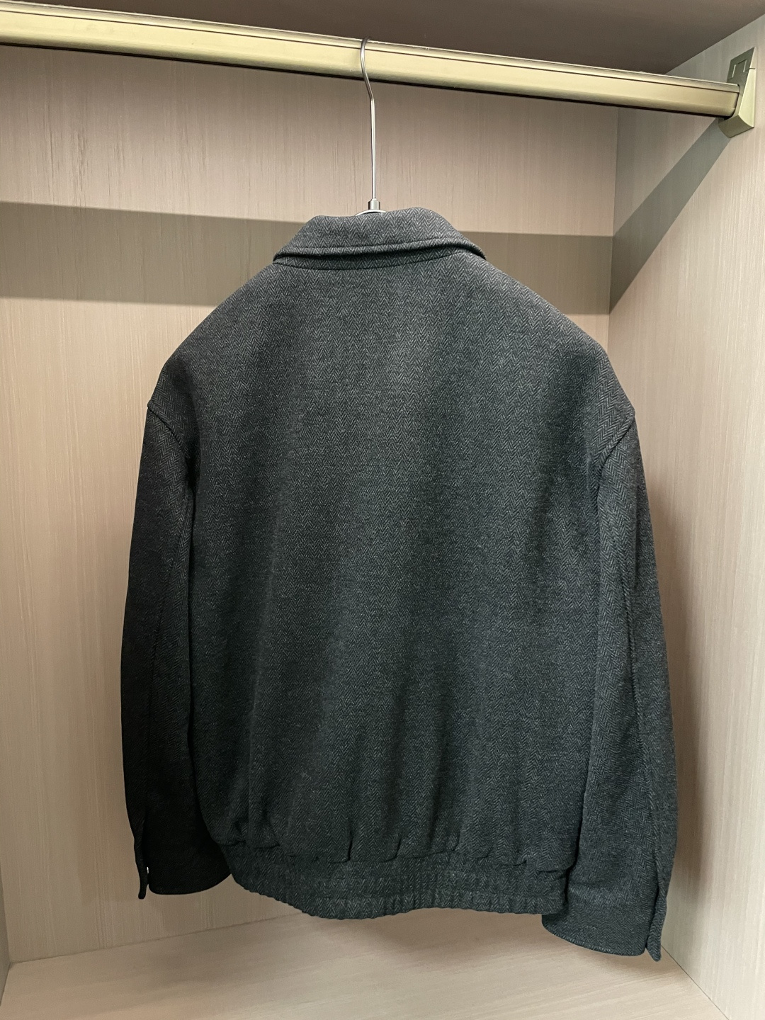 Kiton 2025秋冬新品夹克外套 经典的人字纹面料，自带细腻的纹理质感，黑色色调柔和又高级，在光影下