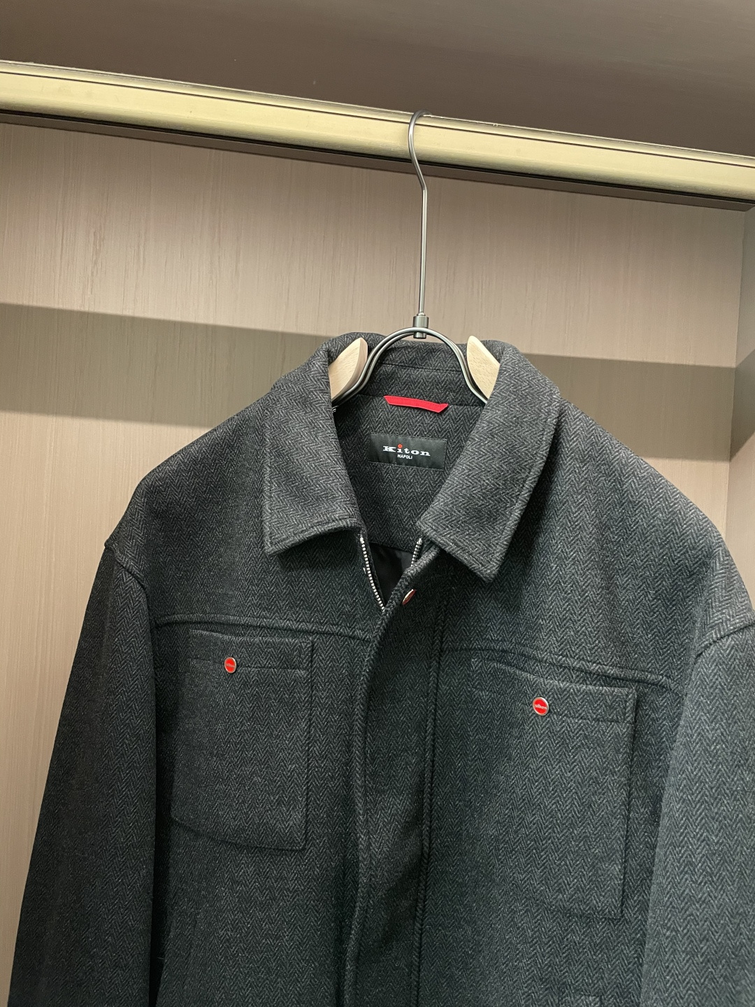 Kiton 2025秋冬新品夹克外套 经典的人字纹面料，自带细腻的纹理质感，黑色色调柔和又高级，在光影下