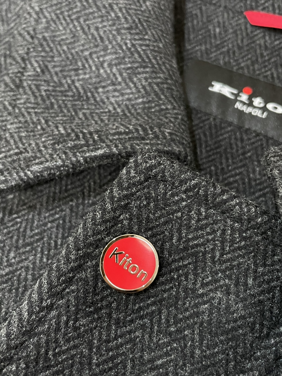 Kiton 2025秋冬新品夹克外套 经典的人字纹面料，自带细腻的纹理质感，黑色色调柔和又高级，在光影下