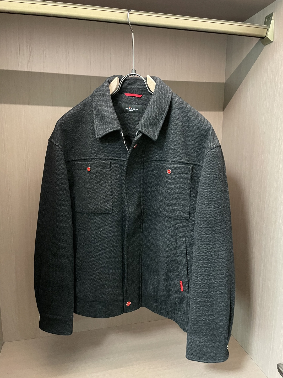 Kiton 2025秋冬新品夹克外套 经典的人字纹面料，自带细腻的纹理质感，黑色色调柔和又高级，在光影下