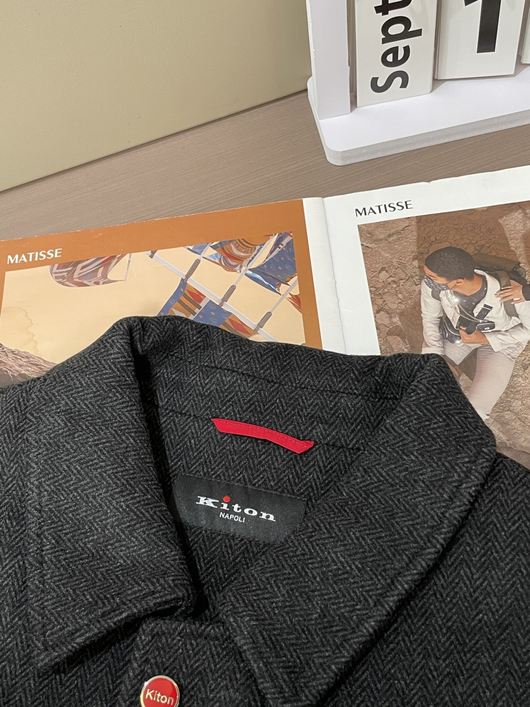 Kiton 2025秋冬新品夹克外套 经典的人字纹面料，自带细腻的纹理质感，黑色色调柔和又高级，在光影下