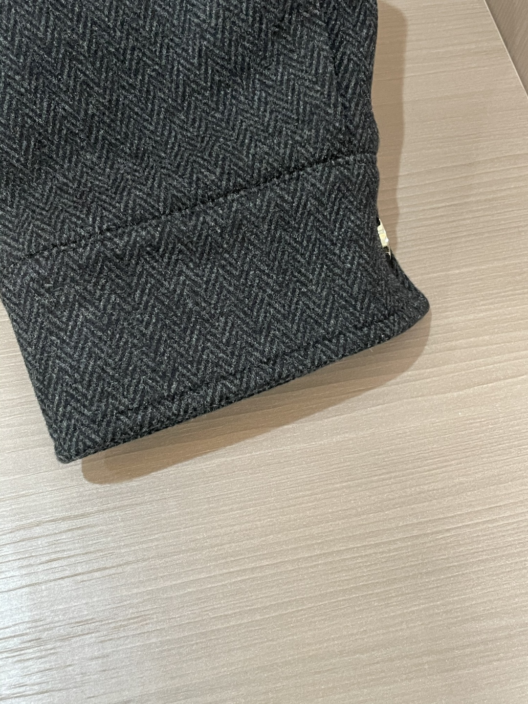 Kiton 2025秋冬新品夹克外套 经典的人字纹面料，自带细腻的纹理质感，黑色色调柔和又高级，在光影下