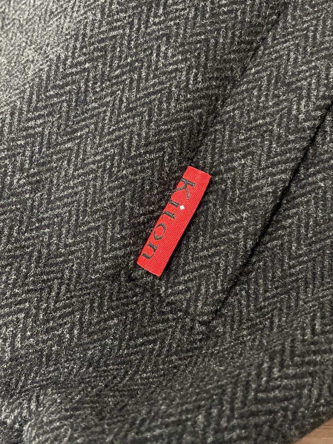 Kiton 2025秋冬新品夹克外套 经典的人字纹面料，自带细腻的纹理质感，黑色色调柔和又高级，在光影下