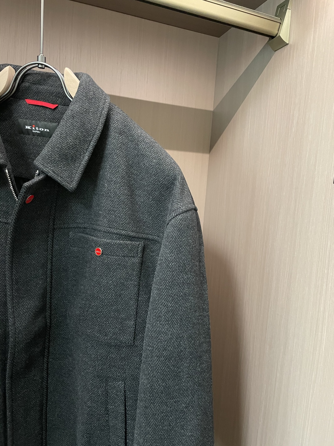 Kiton 2025秋冬新品夹克外套 经典的人字纹面料，自带细腻的纹理质感，黑色色调柔和又高级，在光影下