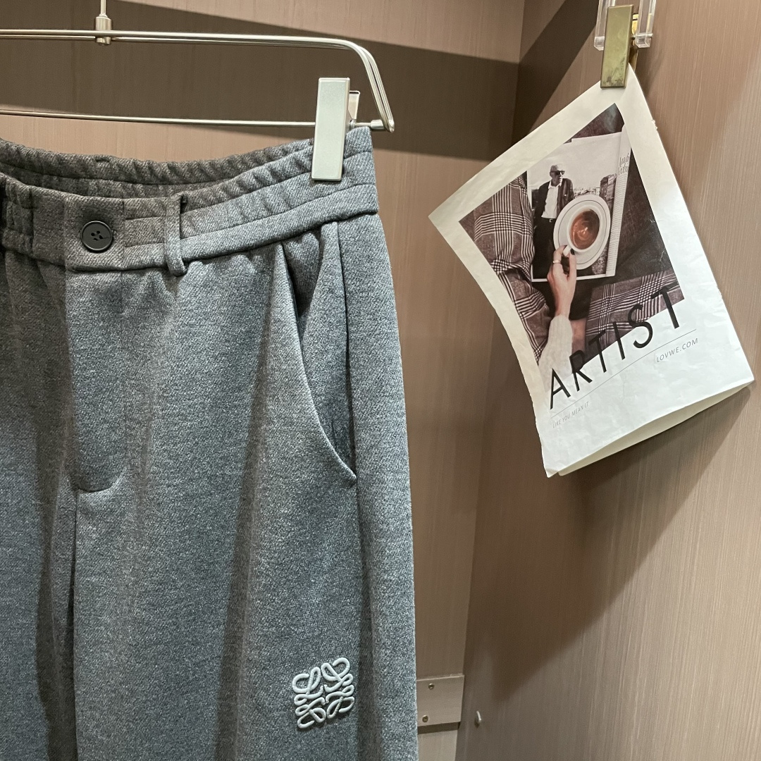 Loewe 2025秋冬最新休闲裤 潮人必备 版型超赞，能很好的修复各种腿型，非常个性！柔软排汗，舒适度