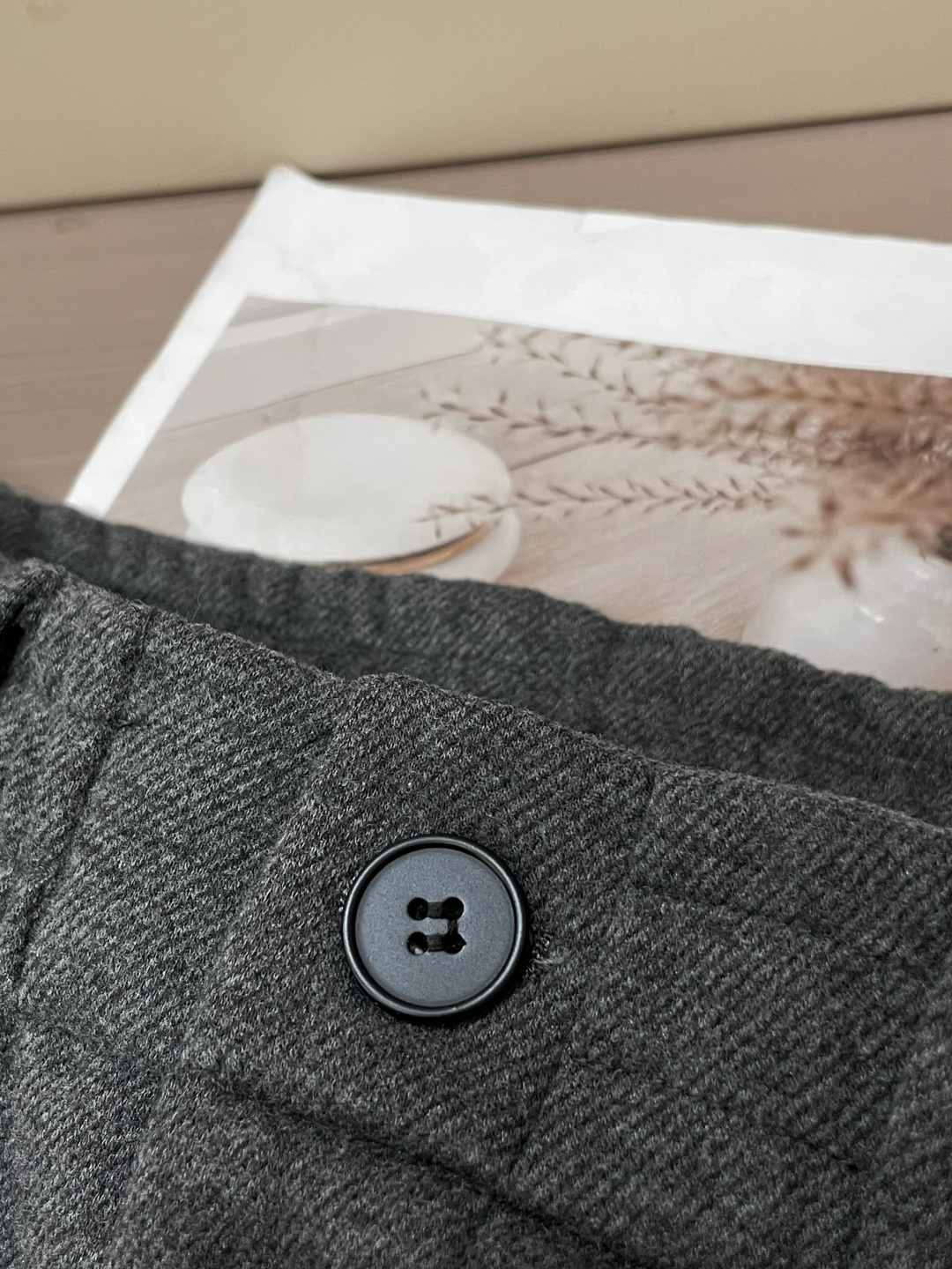 Loewe 2025秋冬最新休闲裤 潮人必备 版型超赞，能很好的修复各种腿型，非常个性！柔软排汗，舒适度