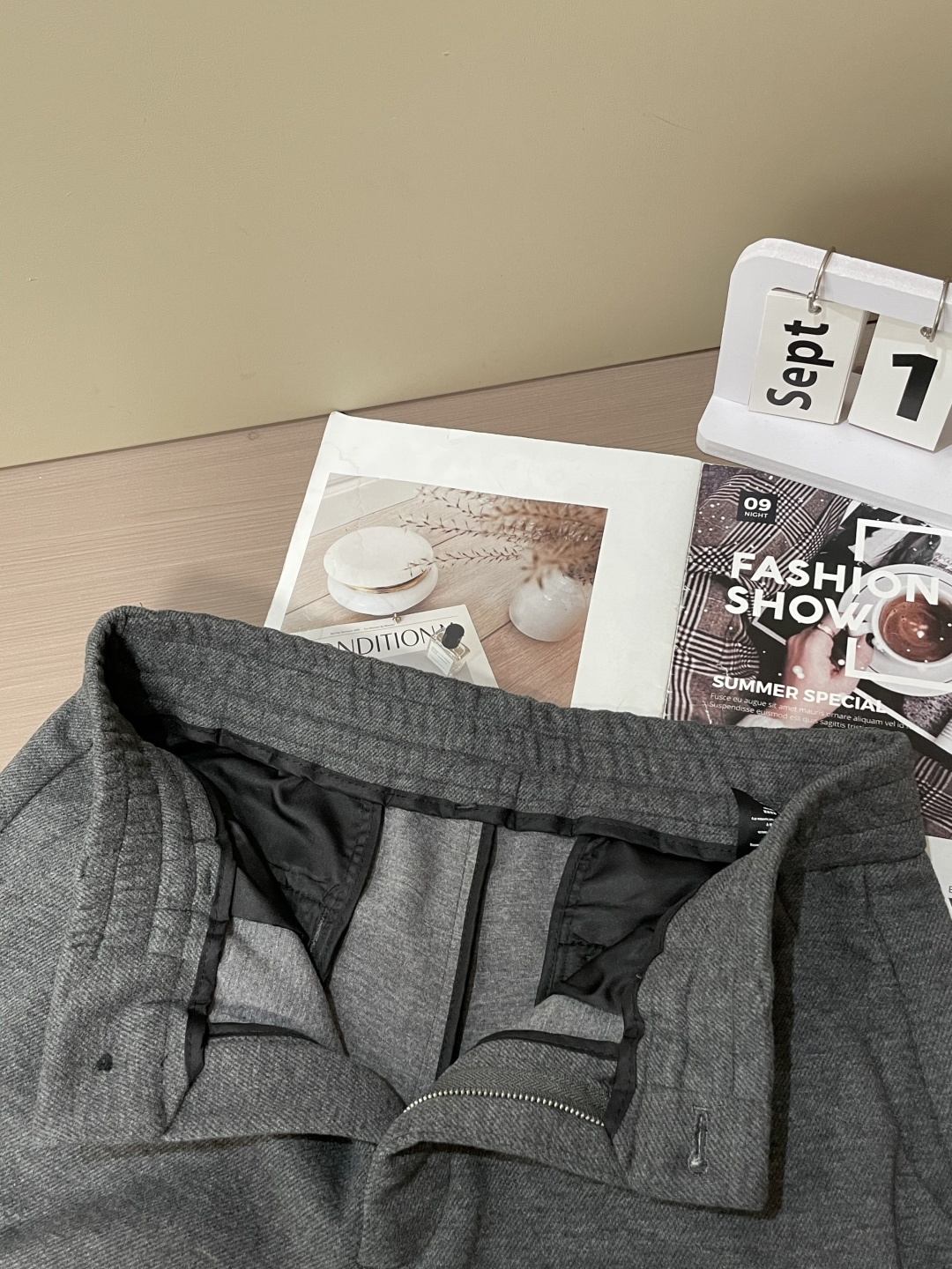 Loewe 2025秋冬最新休闲裤 潮人必备 版型超赞，能很好的修复各种腿型，非常个性！柔软排汗，舒适度