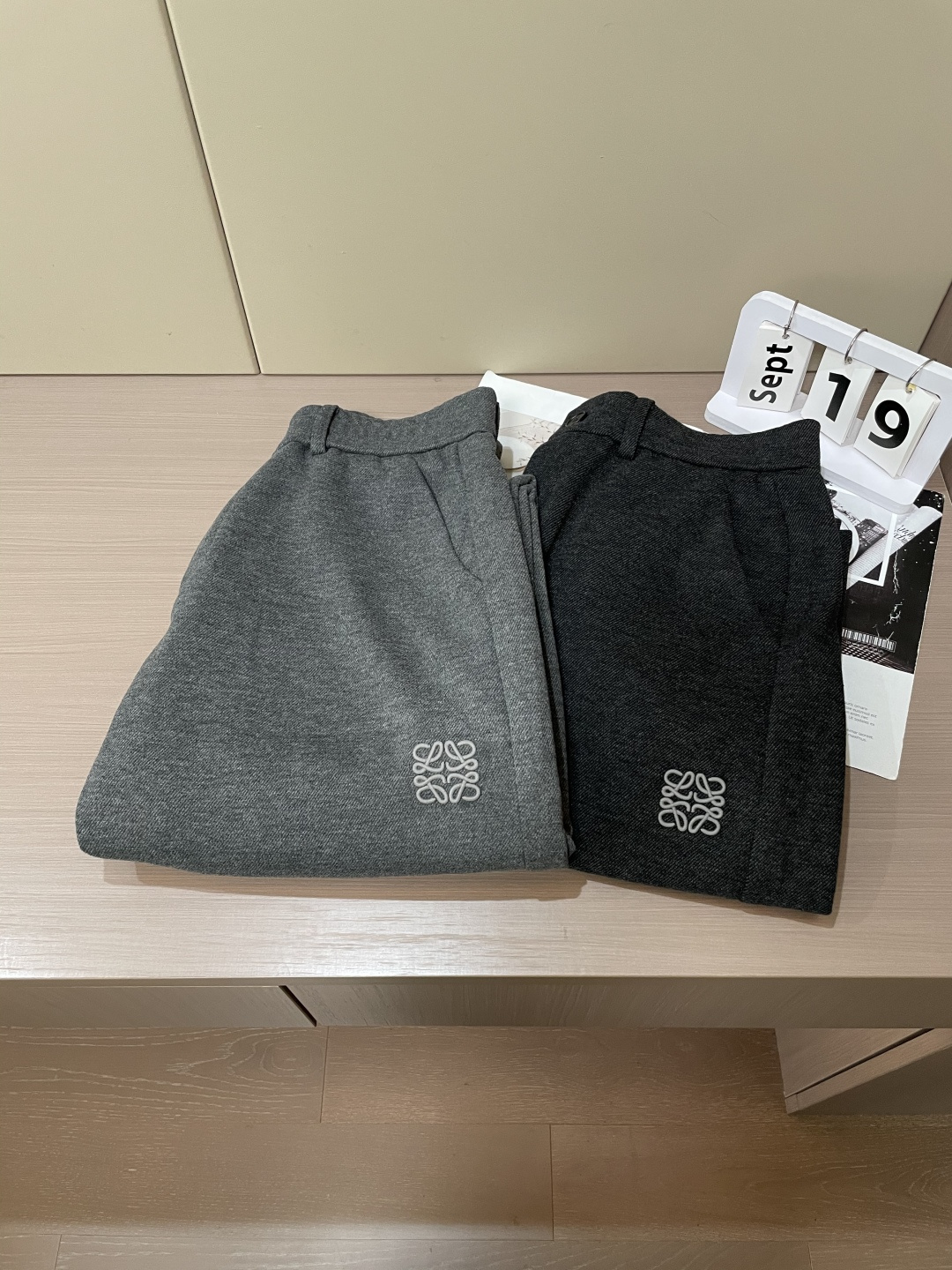 Loewe 2025秋冬最新休闲裤 潮人必备 版型超赞，能很好的修复各种腿型，非常个性！柔软排汗，舒适度