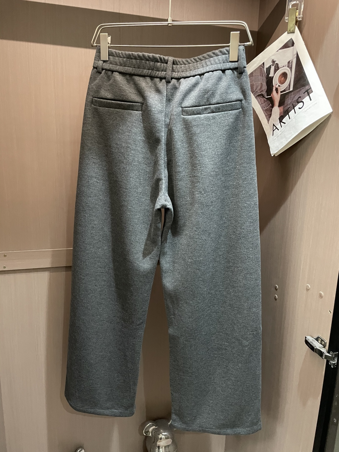 Loewe 2025秋冬最新休闲裤 潮人必备 版型超赞，能很好的修复各种腿型，非常个性！柔软排汗，舒适度