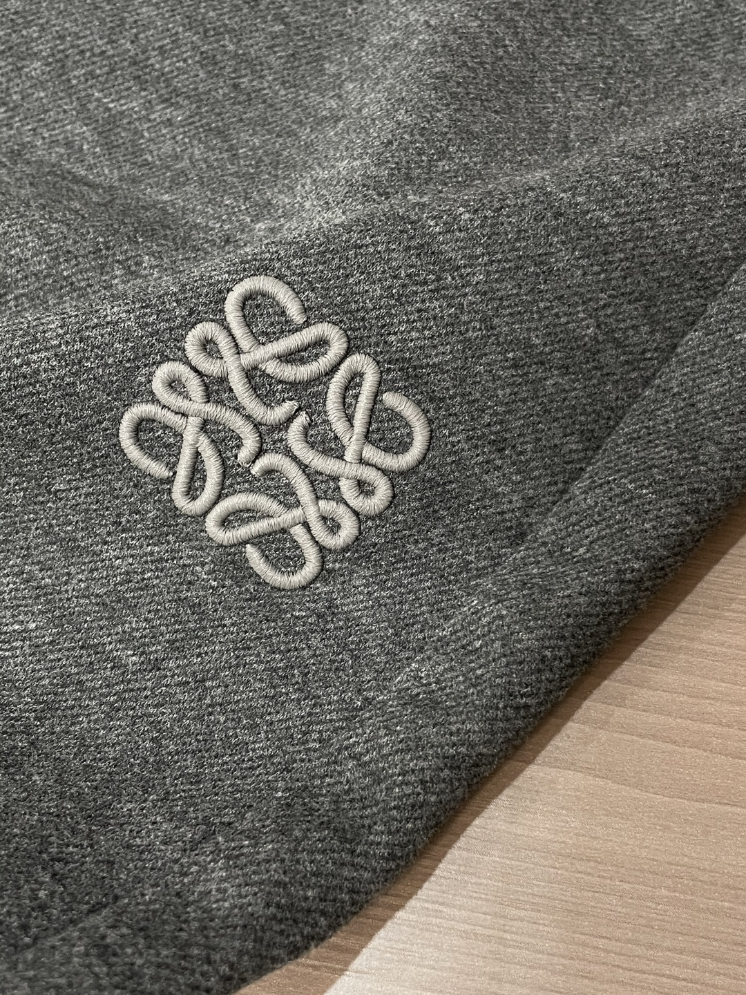 Loewe 2025秋冬最新休闲裤 潮人必备 版型超赞，能很好的修复各种腿型，非常个性！柔软排汗，舒适度