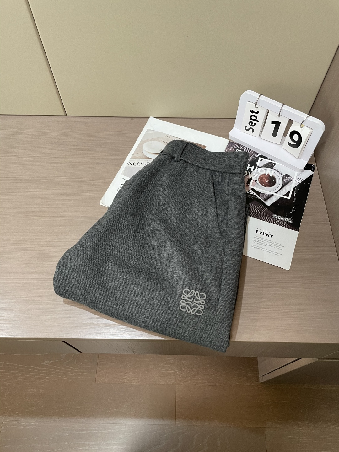 Loewe 2025秋冬最新休闲裤 潮人必备 版型超赞，能很好的修复各种腿型，非常个性！柔软排汗，舒适度