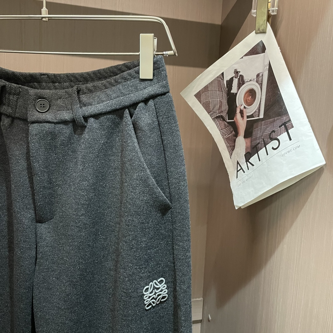 Loewe 2025秋冬最新休闲裤 潮人必备 版型超赞，能很好的修复各种腿型，非常个性！柔软排汗，舒适度