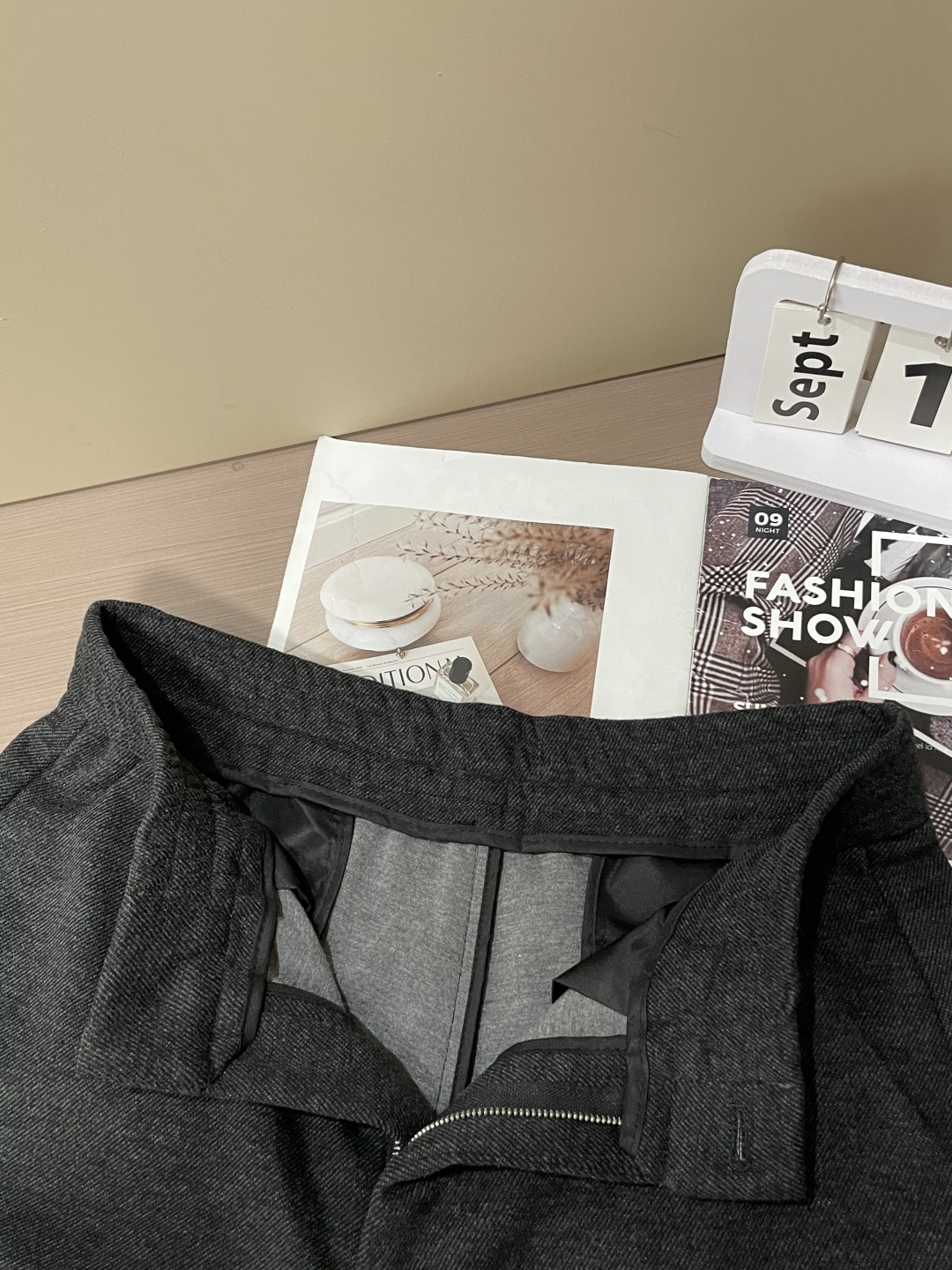 Loewe 2025秋冬最新休闲裤 潮人必备 版型超赞，能很好的修复各种腿型，非常个性！柔软排汗，舒适度