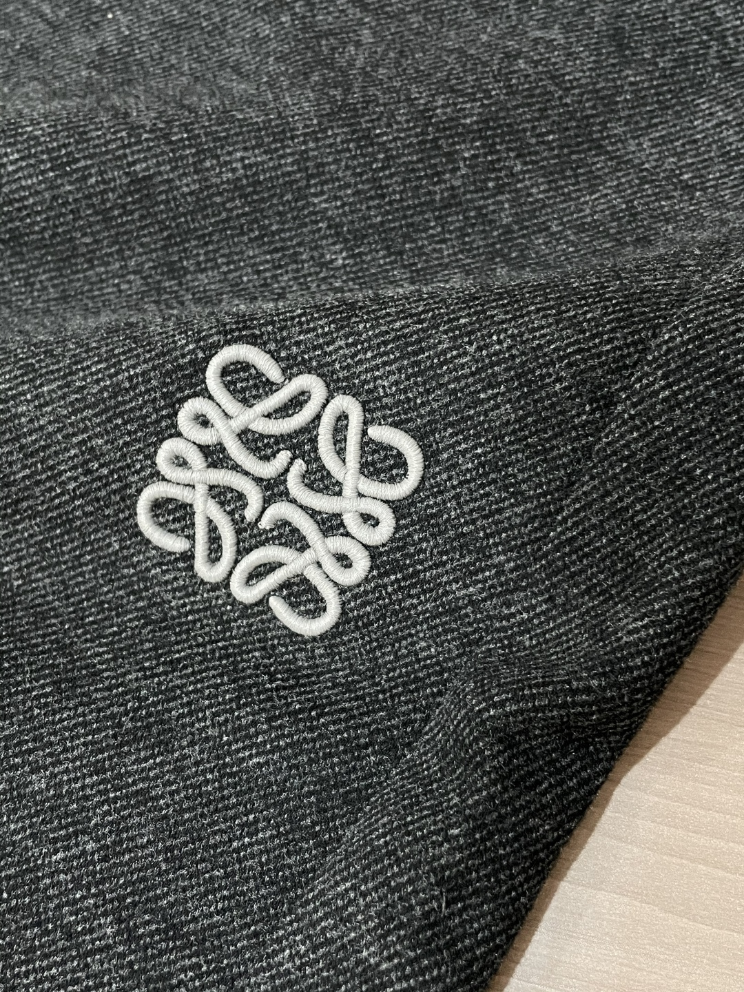 Loewe 2025秋冬最新休闲裤 潮人必备 版型超赞，能很好的修复各种腿型，非常个性！柔软排汗，舒适度