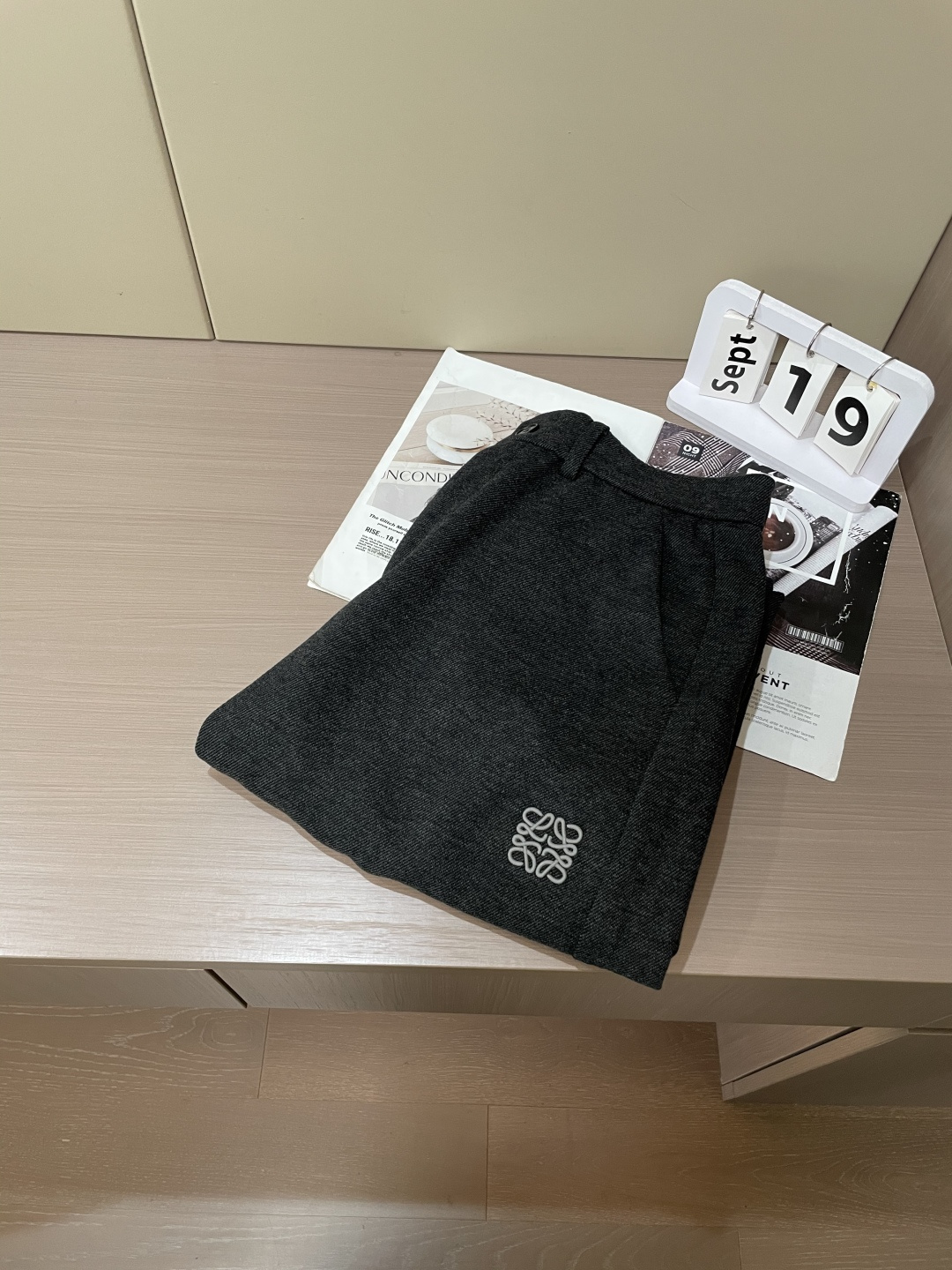 Loewe 2025秋冬最新休闲裤 潮人必备 版型超赞，能很好的修复各种腿型，非常个性！柔软排汗，舒适度