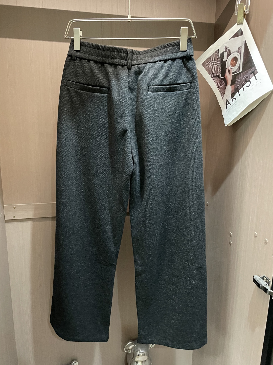 Loewe 2025秋冬最新休闲裤 潮人必备 版型超赞，能很好的修复各种腿型，非常个性！柔软排汗，舒适度