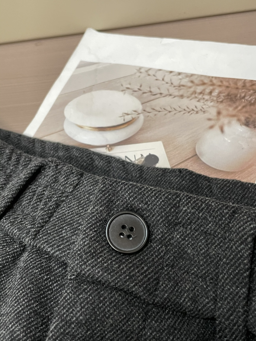 Loewe 2025秋冬最新休闲裤 潮人必备 版型超赞，能很好的修复各种腿型，非常个性！柔软排汗，舒适度