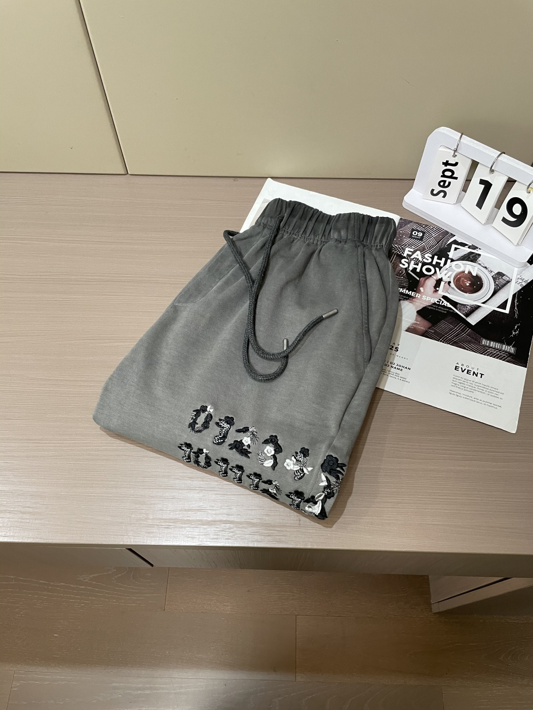 马吉拉 2025秋冬最新休闲裤 潮人必备 版型超赞，能很好的修复各种腿型，非常个性！柔软排汗，舒适度极高