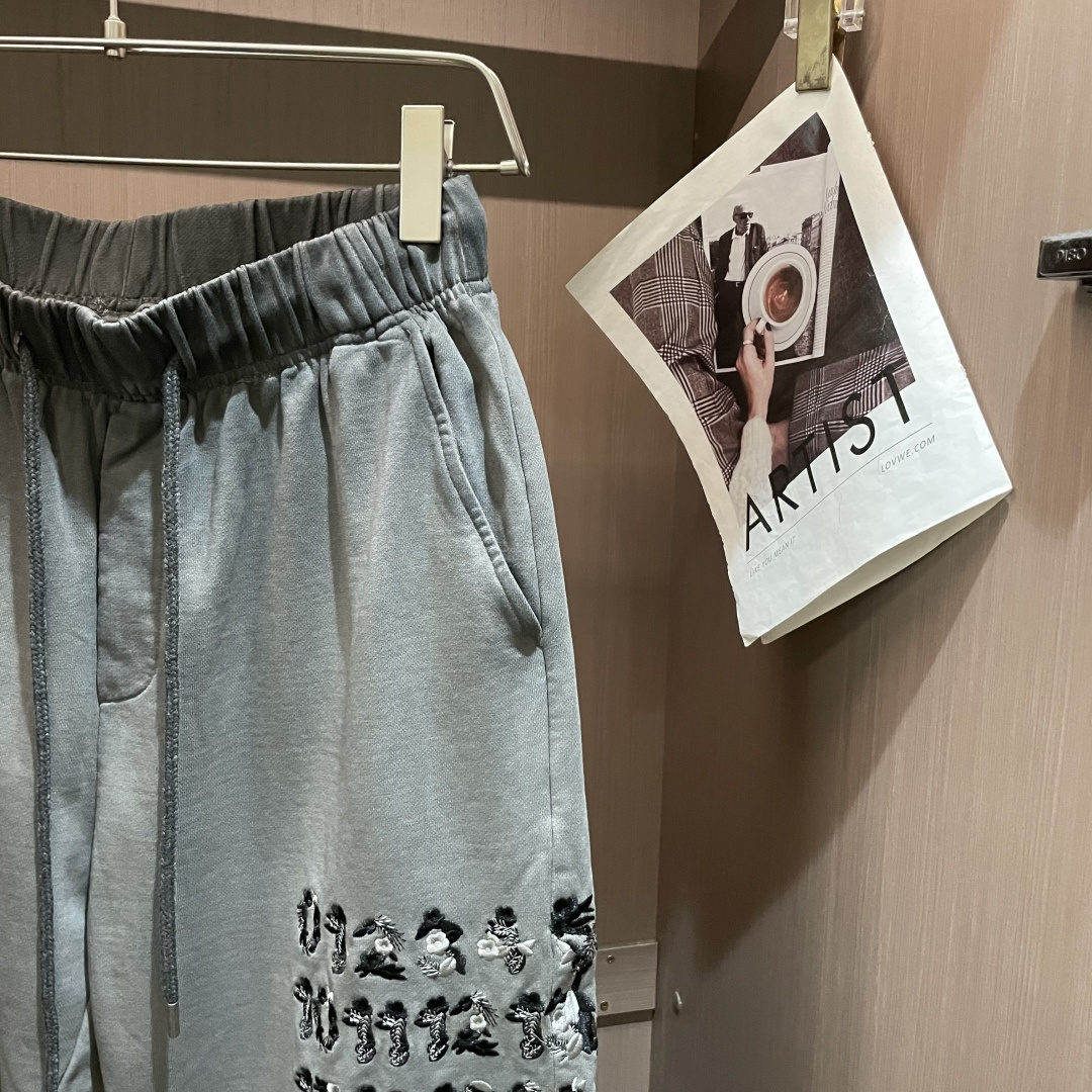 马吉拉 2025秋冬最新休闲裤 潮人必备 版型超赞，能很好的修复各种腿型，非常个性！柔软排汗，舒适度极高