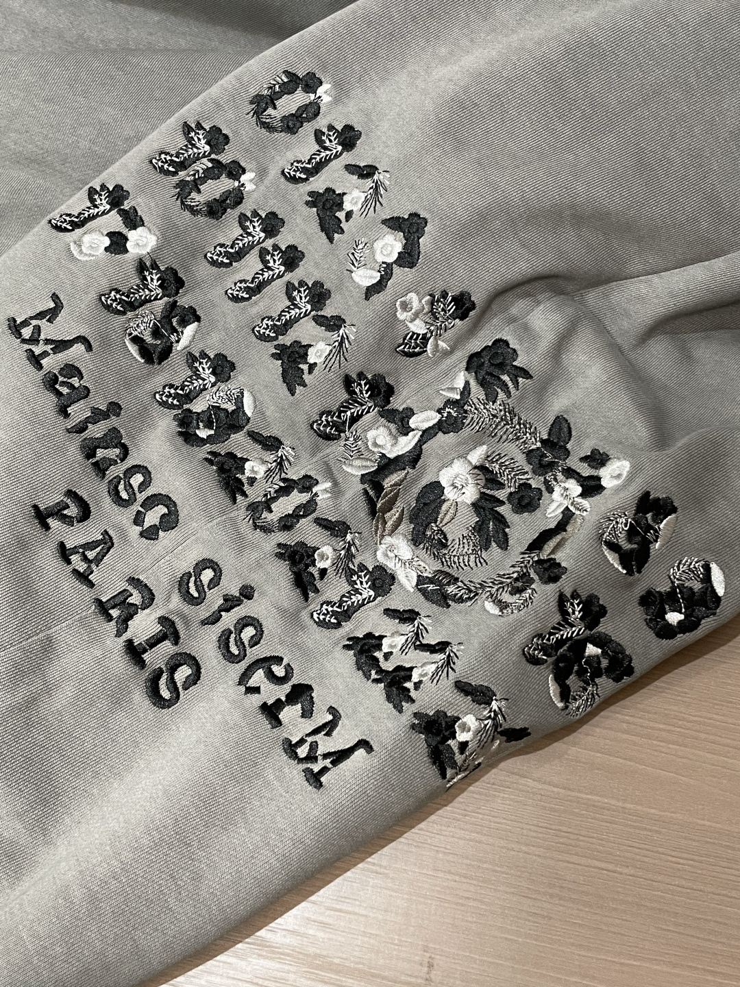 马吉拉 2025秋冬最新休闲裤 潮人必备 版型超赞，能很好的修复各种腿型，非常个性！柔软排汗，舒适度极高