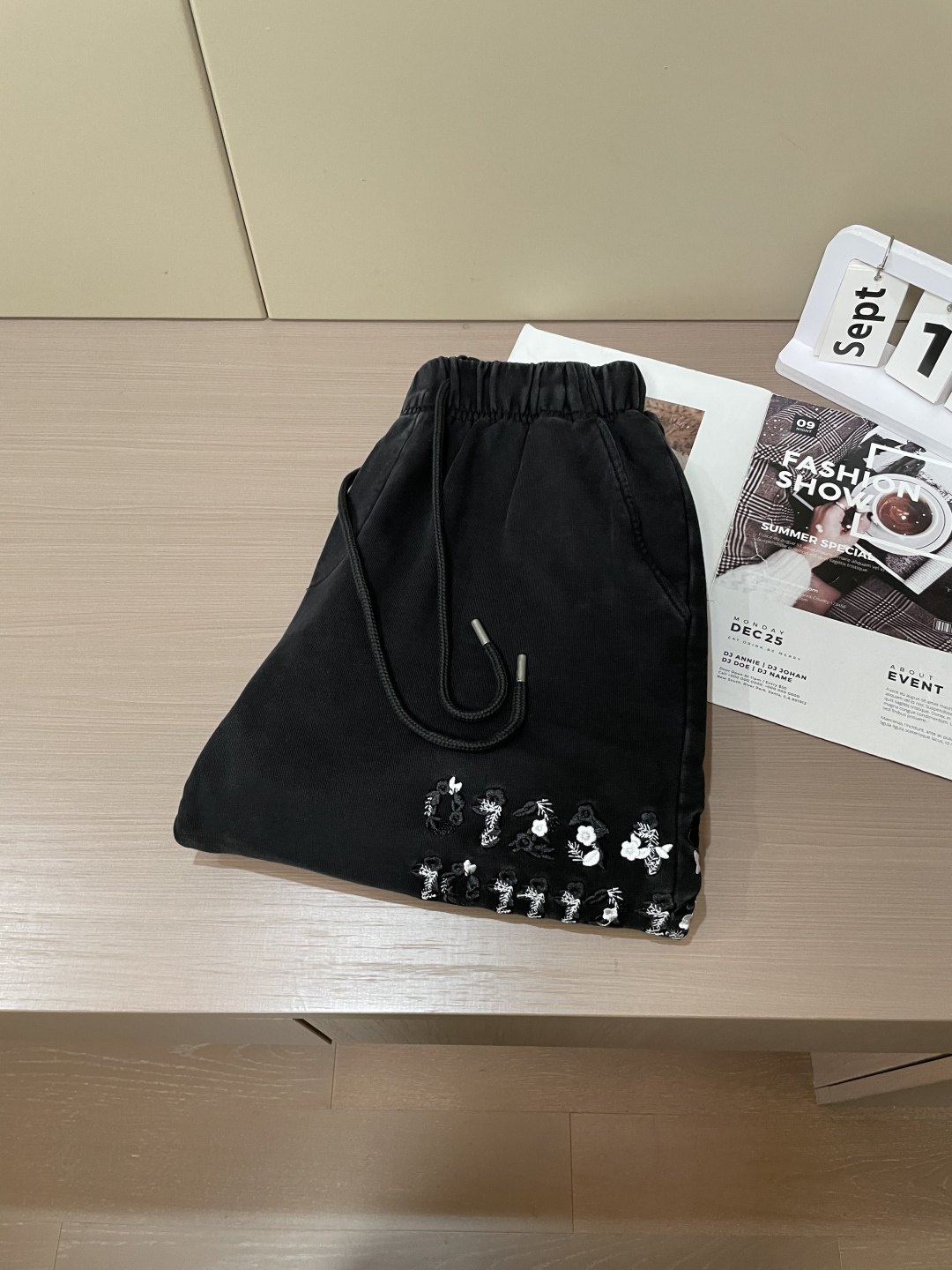 马吉拉 2025秋冬最新休闲裤 潮人必备 版型超赞，能很好的修复各种腿型，非常个性！柔软排汗，舒适度极高