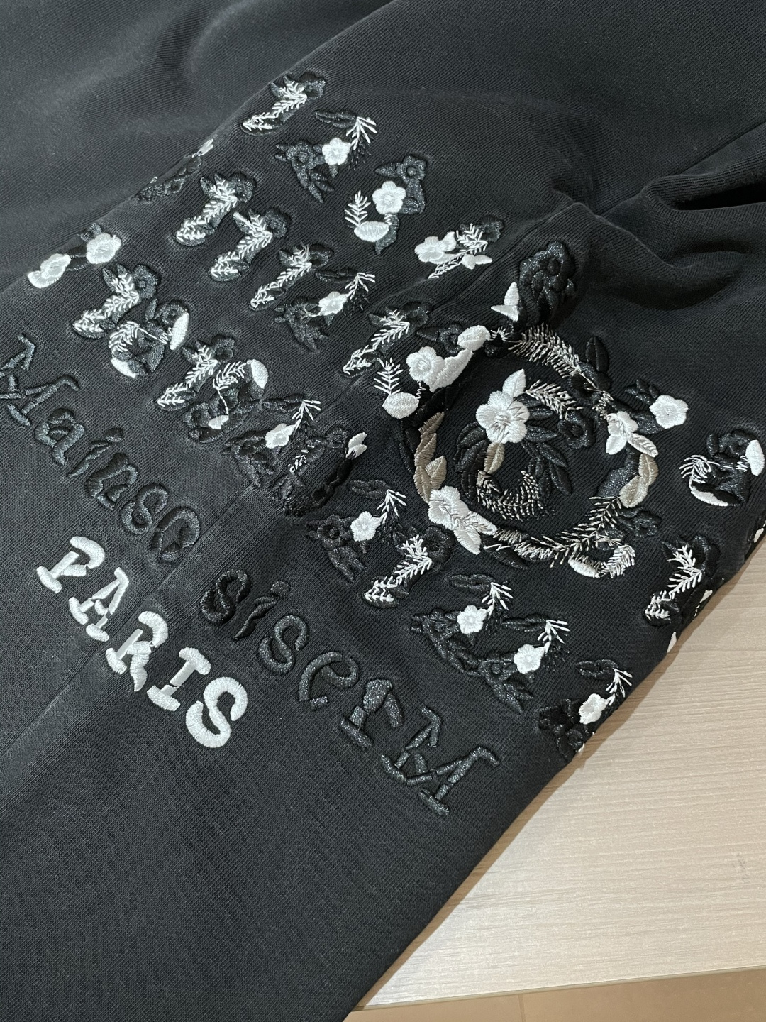 马吉拉 2025秋冬最新休闲裤 潮人必备 版型超赞，能很好的修复各种腿型，非常个性！柔软排汗，舒适度极高