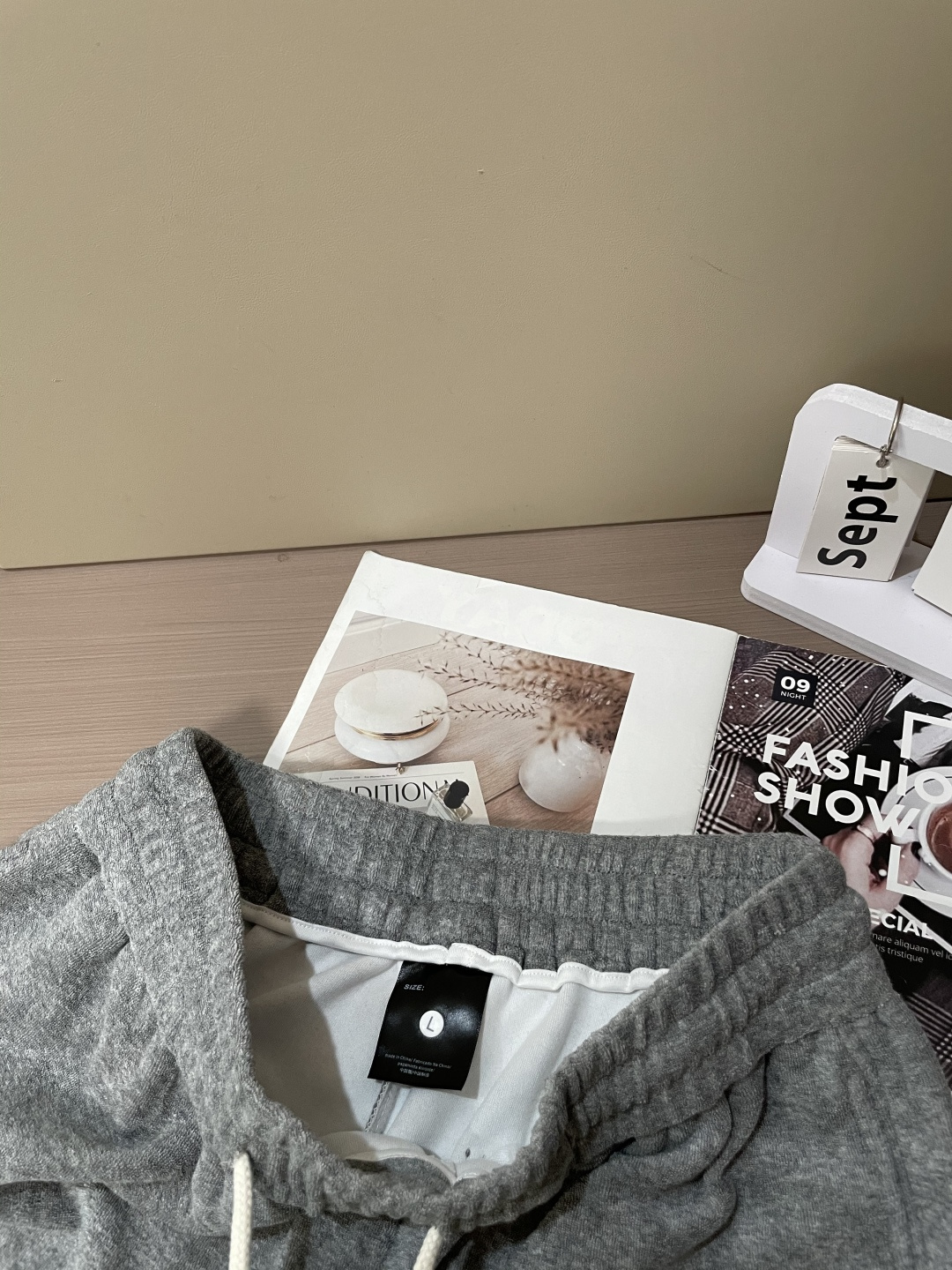 alo 2025秋冬最新休闲裤 潮人必备 版型超赞，能很好的修复各种腿型，非常个性！柔软排汗，舒适度极高